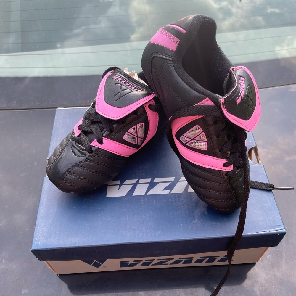 Vizari Soccer Cleats. NOS